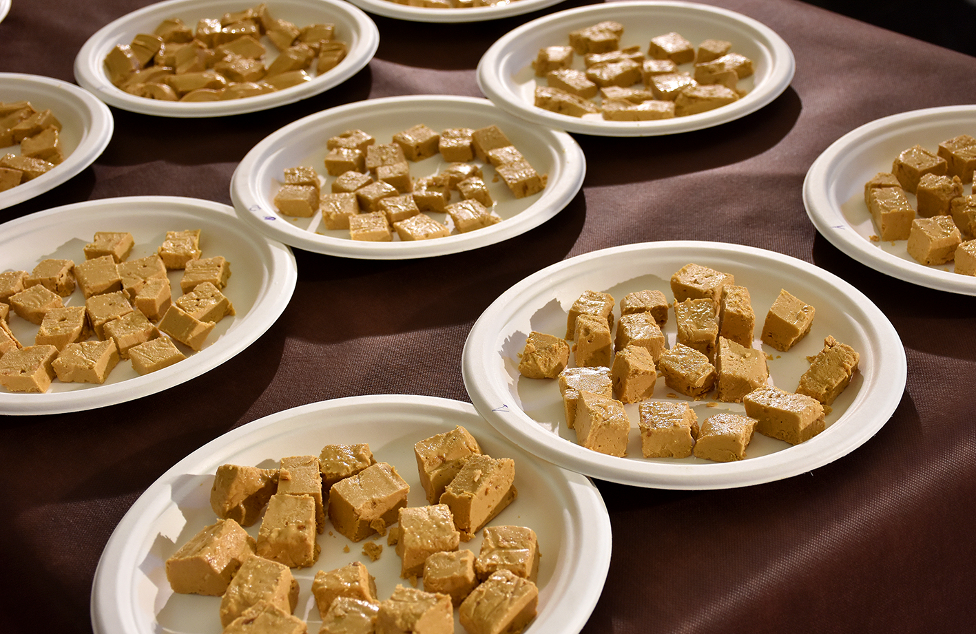 Degustación de turrón en la feria de navidad de Jijona 2025