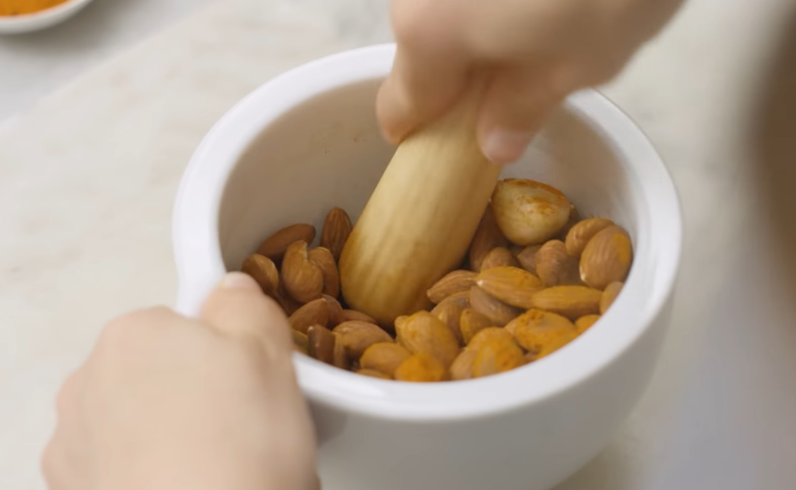 Majado de almendras mortero