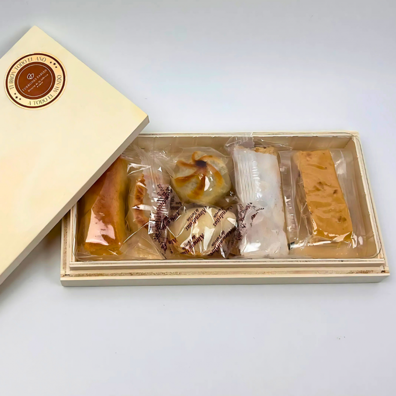 IMAGEN CAJA DE MADERA MINITURRONES Y MAZAPANES