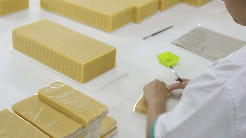 Envolviendo turrón de forma artesanal