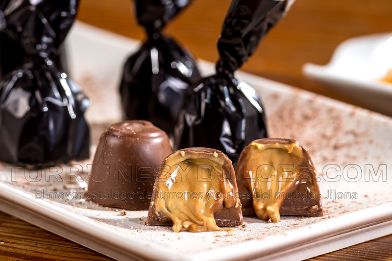 Bombones de chocolate rellenos de turrón