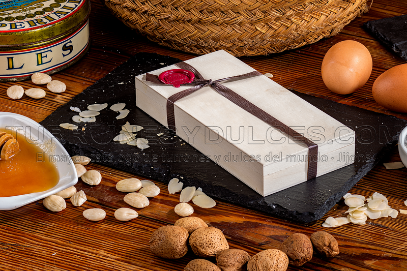 Turron en caja de madera