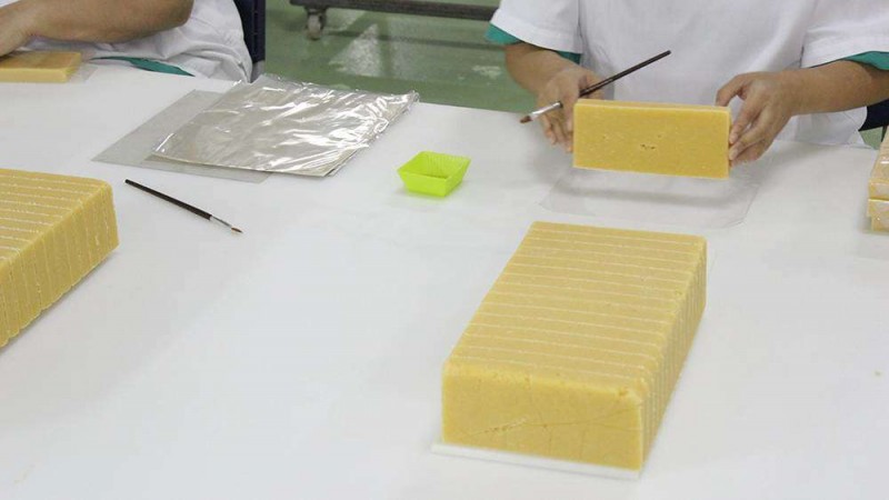 Envolviendo turrón de forma manual