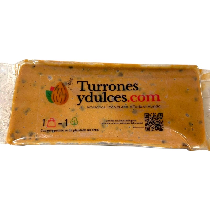 Turron a la piedra con trozos de chocolate.