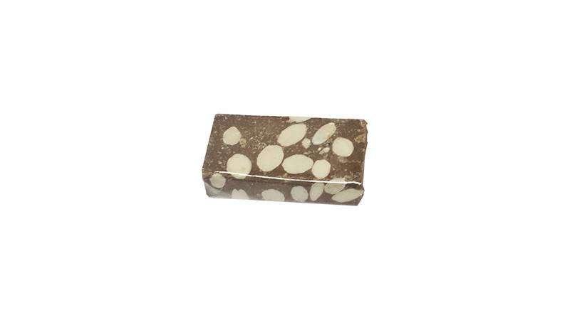 Porción turrón de chocolate con almendras