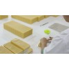 Envolviendo turrón de forma artesanal