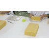 Envolviendo turrón de forma manual
