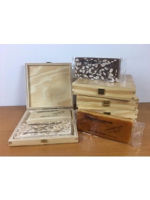 Caja de madera con tapa para 2 turrones (vacía) - Madera Natural de Pino Barnizada - Formato Estuche con visagras doradas